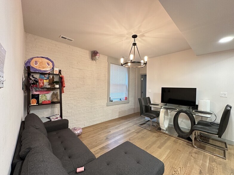 Building Photo - 2437 W Walton St