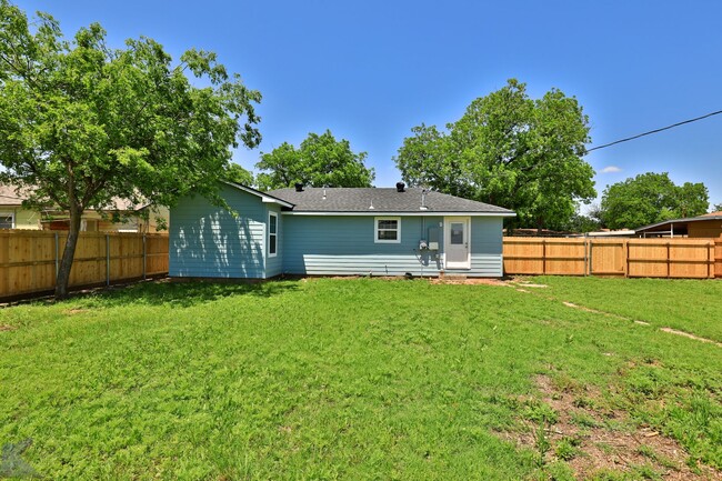 Building Photo - 3 bed, 2 bath, updated with all appliances provided!