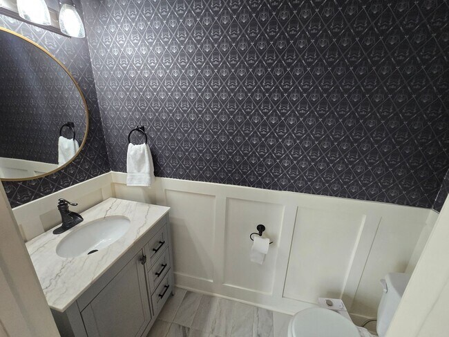 Building Photo - Super Adorable End-Unit Townhome in RTP with Designer Flair!