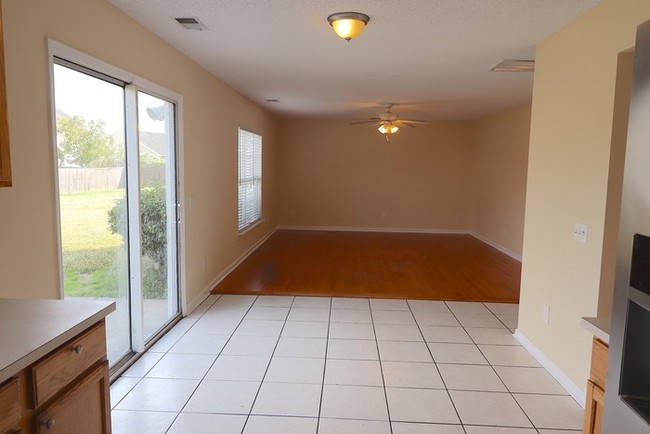 Building Photo - Weatherstone