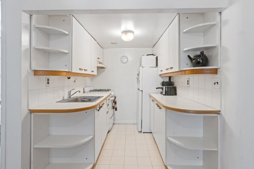 Building Photo - 43 W 85th St