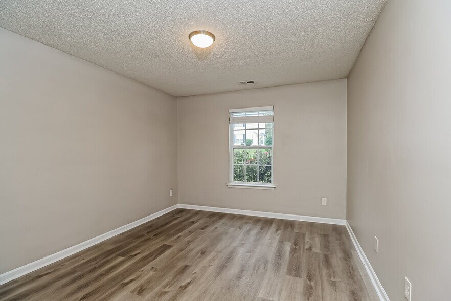 Building Photo - 7039 Lowen Rd