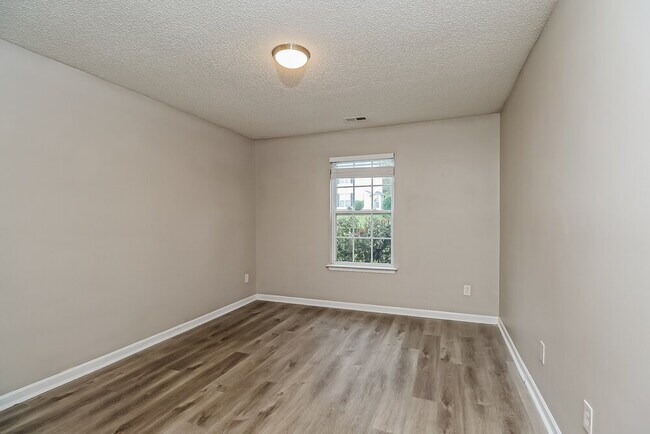 Building Photo - 7039 Lowen Rd