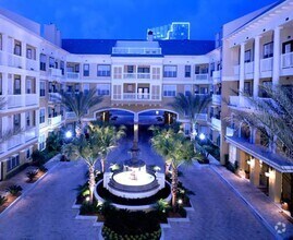 Building Photo - HUGE Split 2/2 overlooking the pool!