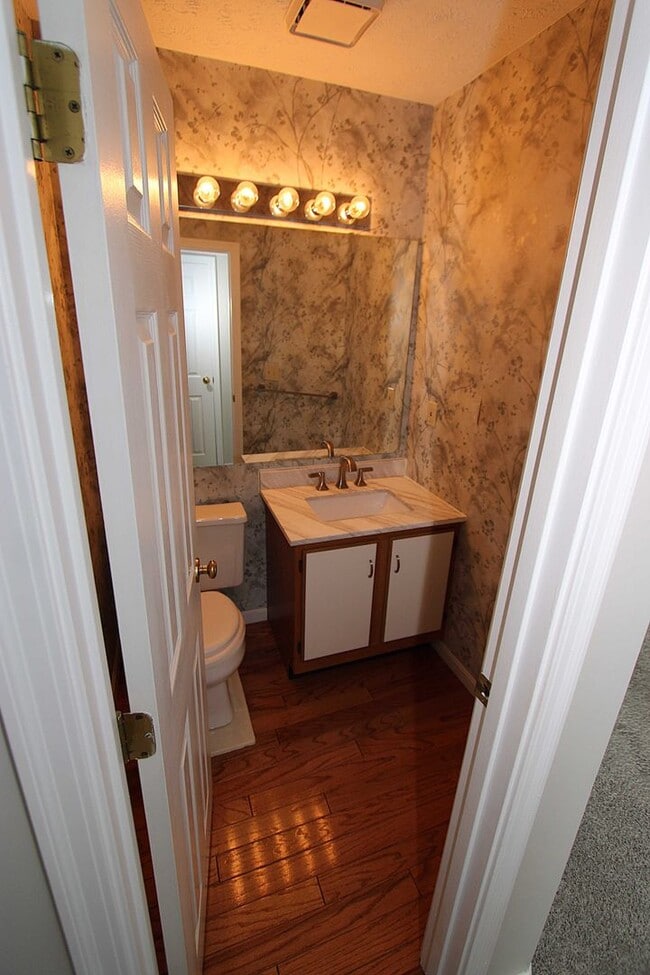 Building Photo - 2 Bedroom 1 and half Bathroom Single Family House