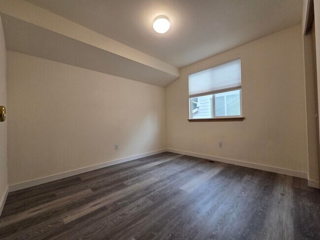 Building Photo - Beautifully updated home!