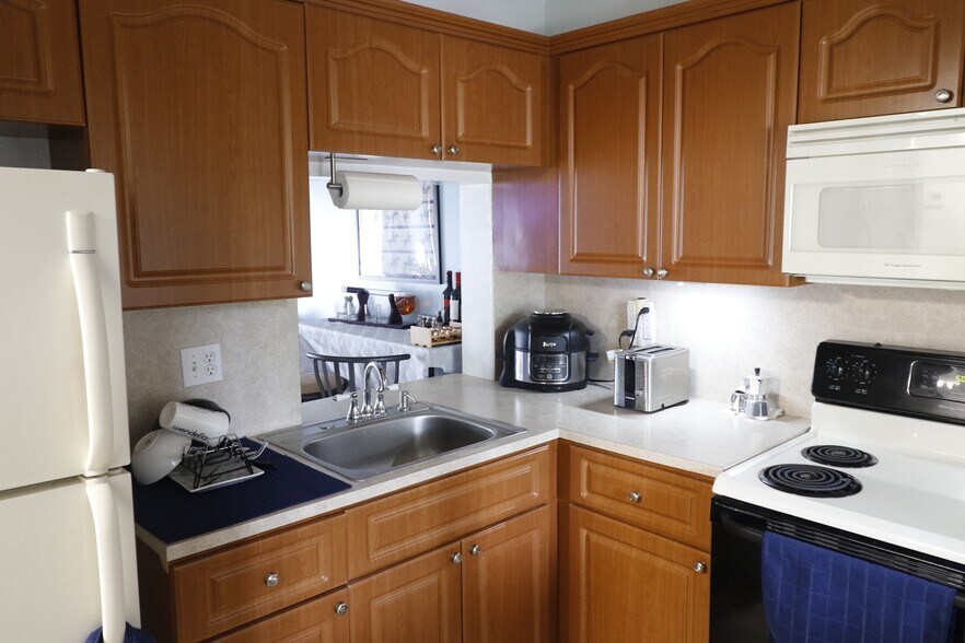 Kitchen - 17000 NW 67th Ave