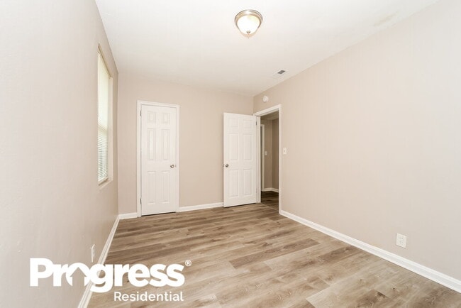 Building Photo - 2331 Westbrook Cir N