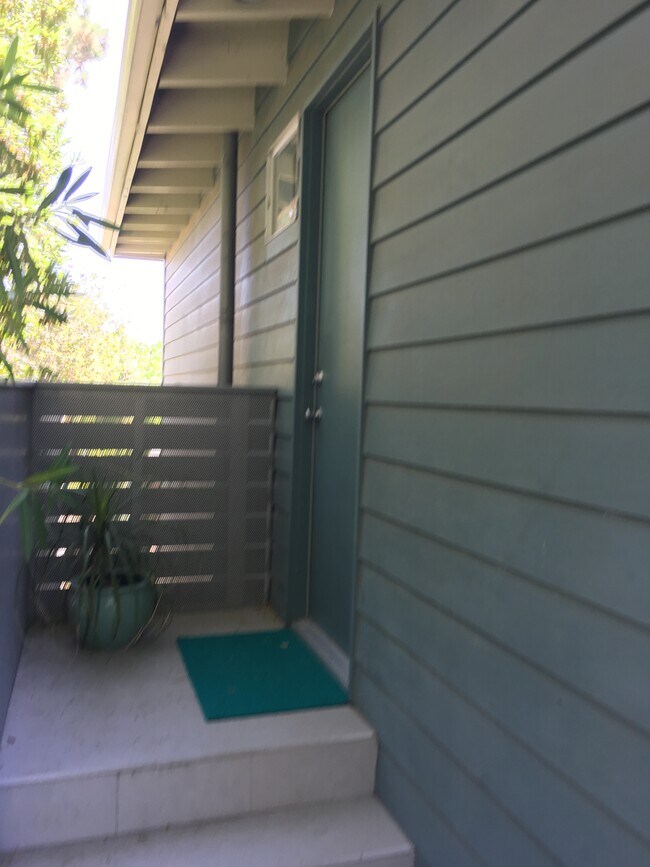 Enterance - 872 Hanley Ave