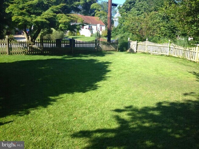 Building Photo - 10118 Cedar Ln