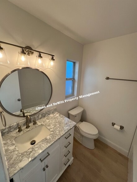 Building Photo - 2 Bed/1 Bath - Unit 8