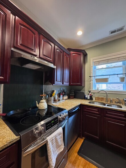 Building Photo - 127 Heath St