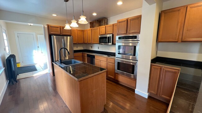 Building Photo - Lovely 3 Bedroom New Englander in Wonderfu...