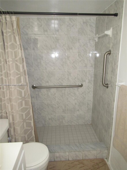 Building Photo - 581 Blue Heron Dr