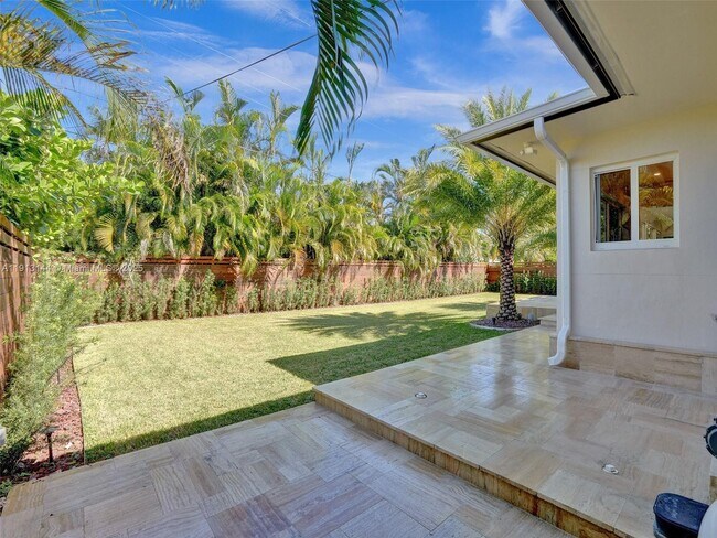 Building Photo - 2421 NE 7th Pl