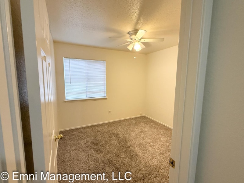 Building Photo - 2207 Garrett Dr