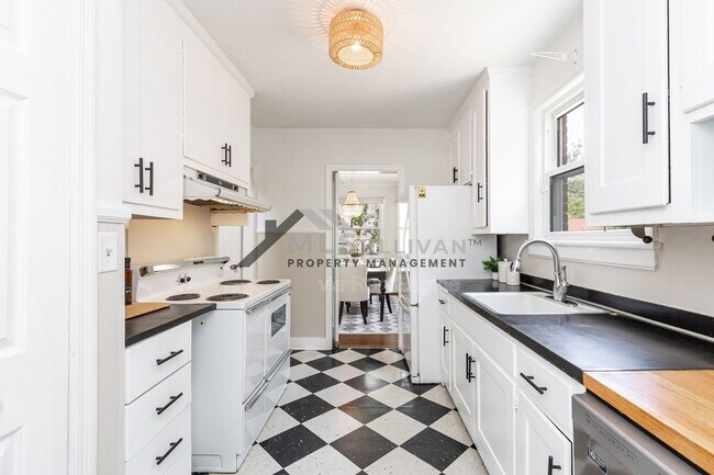 Building Photo - 2414 Farthing St