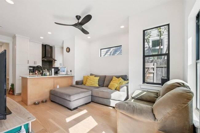 Building Photo - 2916 E 13th St