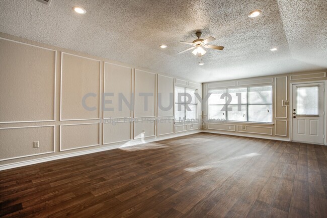 Building Photo - Beautifully Maintained 3/2/2 in Garland Fo...