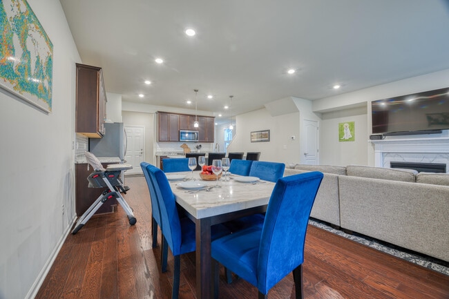 Building Photo - 2832 Fairgrove Cres