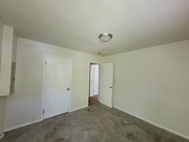 Building Photo - 3 bed/2 bath single- family home