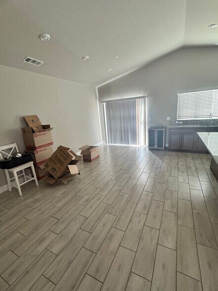 Building Photo - 211 N Millard Ave