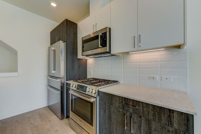 Building Photo - Terrific Townhome