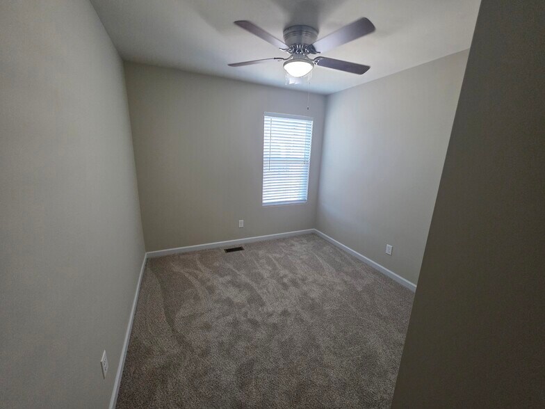 Building Photo - 318 Countryshire Dr