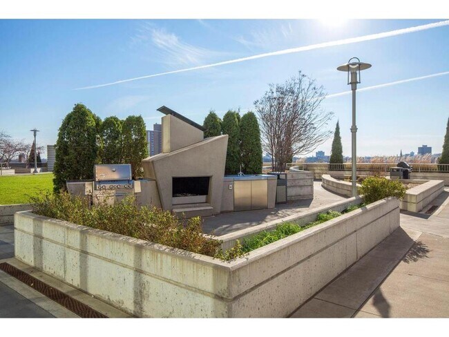 Building Photo - 929 Portland Ave S