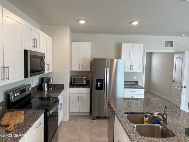 Building Photo - 325 Caryota Ct