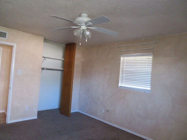 Building Photo - AVAILABLE NOW-Large 3 Bedroom, 2 Bath home for Rent