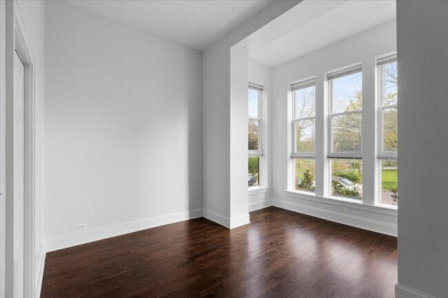 Building Photo - 3 bedroom in Chicago IL 60616