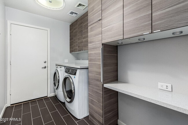 Building Photo - 4104 E La Salle St