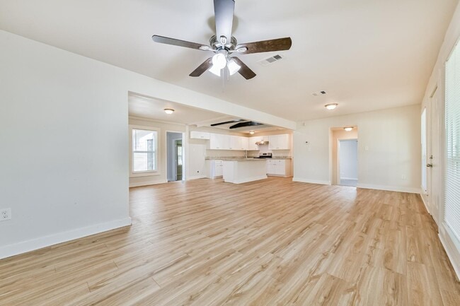 Building Photo - 706 Azalea St