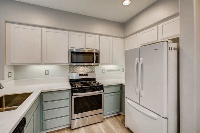 Building Photo - Fantastic 4 Bedroom House in Central San Diego Available in August!!