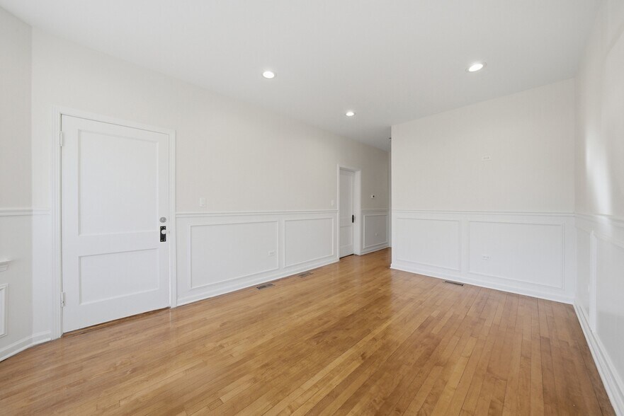 Large living room space - 5432 W 23rd St