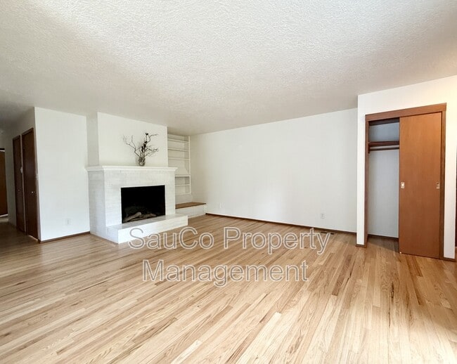 Building Photo - 4751 SW 53rd Ave