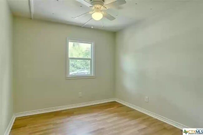 Building Photo - 422 E Robin Ln