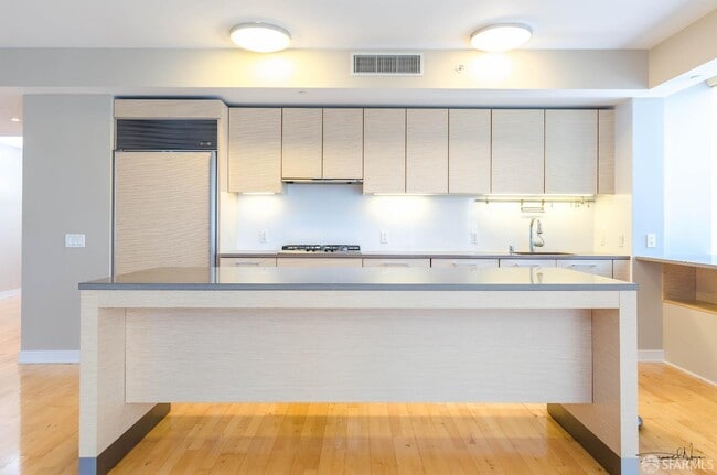 Building Photo - 301 Mission St