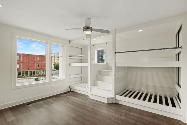 Building Photo - Newly Renovated Condominium