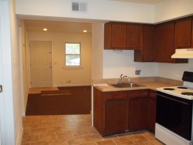 Primary Photo - 709 E Culton St