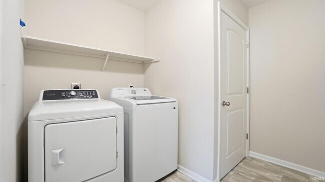Building Photo - 3597 Canal Square Dr