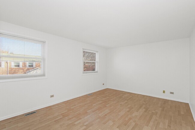 Building Photo - 2122 Rugen Rd