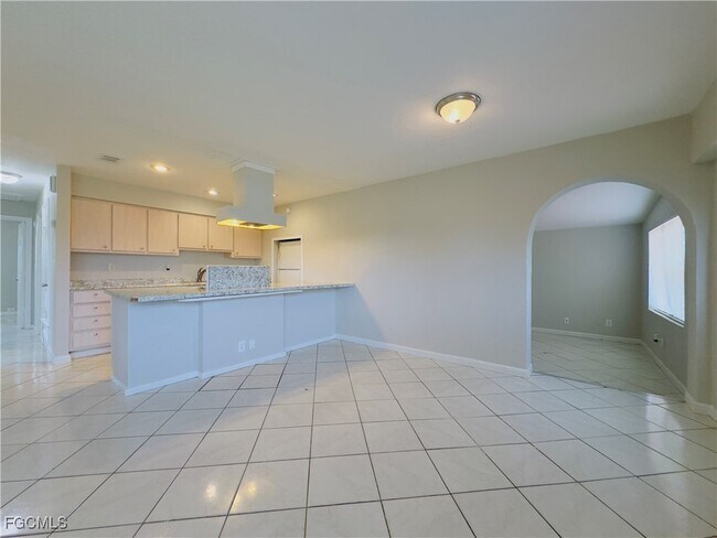 Building Photo - 913 Hudson Ave