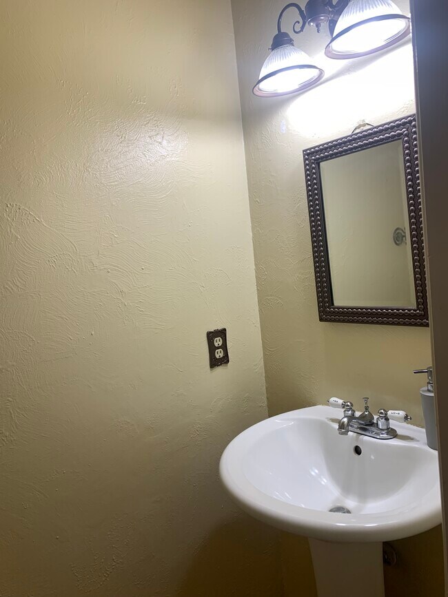 Building Photo - 2901 S Palo Verde Ln