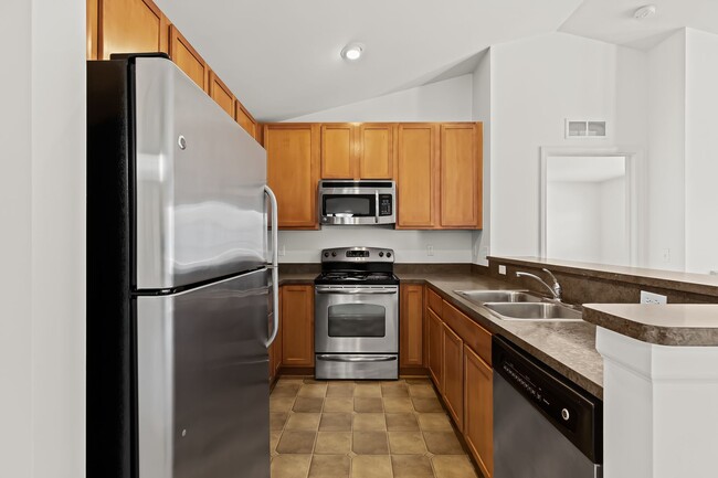 Building Photo - MOVE IN READY 2 BED 2 BATH!