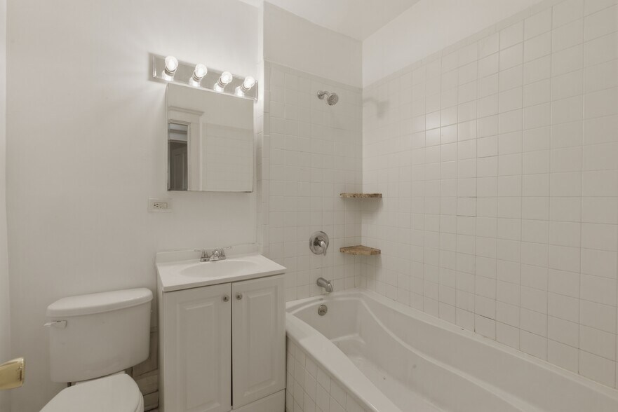 Building Photo - 5120 N Kenmore Ave