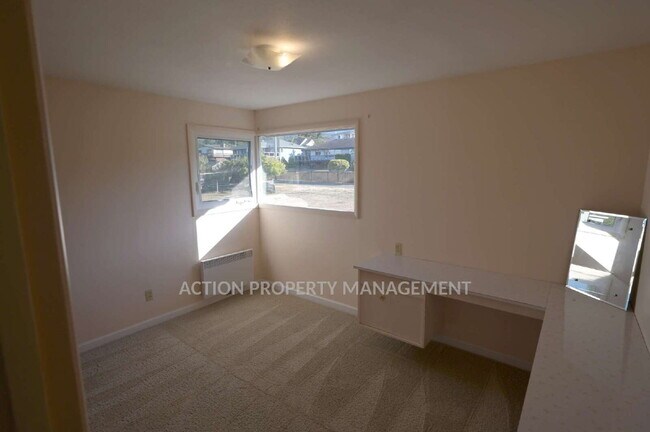 Building Photo - 4 bed 2 bath home in Port Angeles