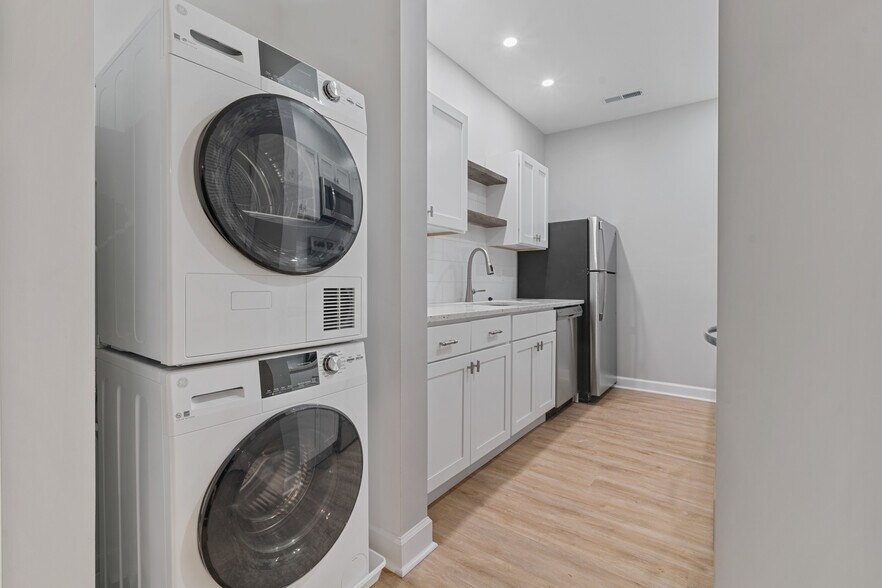 Laundry area and kitchen - 202 High St