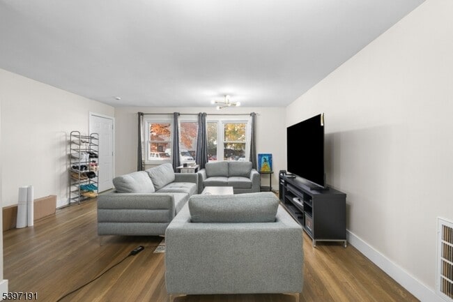 Building Photo - 22 Crescent Ct